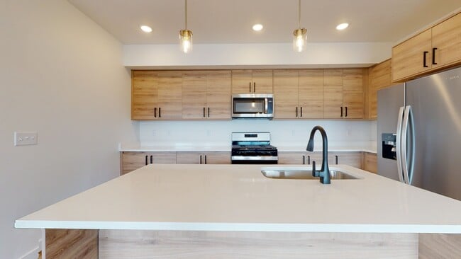 Building Photo - 1322 S Sawmill Blvd
