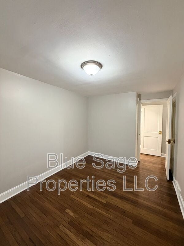 Building Photo - 402 Rively Ave