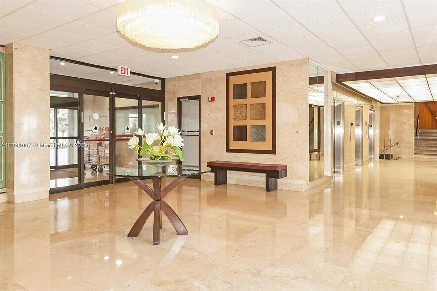 Building Photo - 300 Bayview Dr