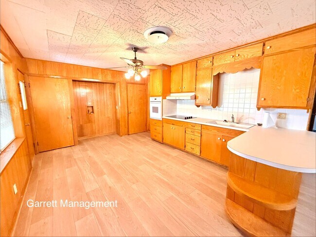 Building Photo - 1074 US-281