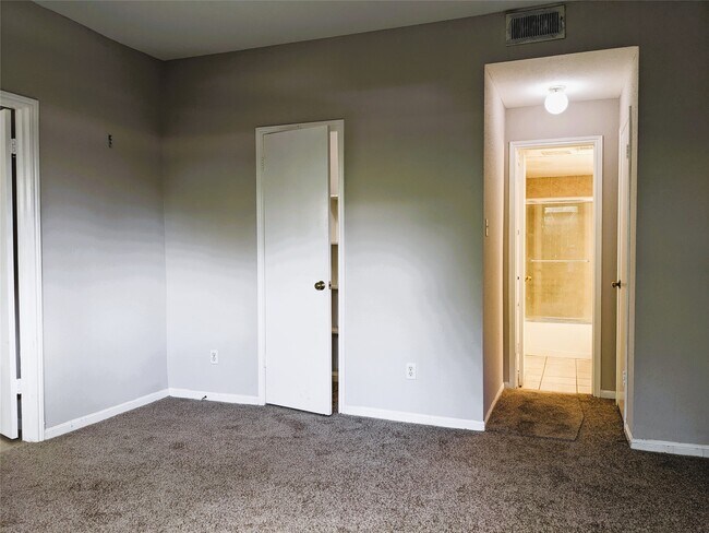 Building Photo - 2100 Tanglewilde St