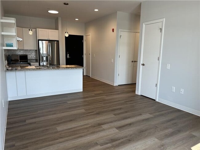 Building Photo - 231 Park Dr