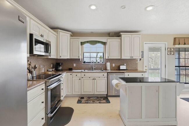 Building Photo - 360 S Lakeside Dr