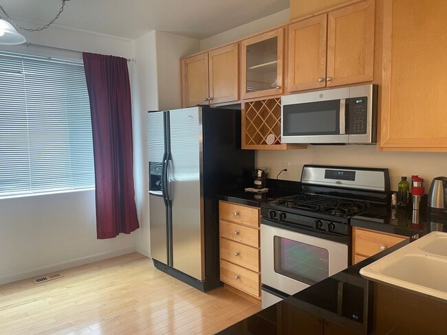 Building Photo - Beautiful Murray Hills Condo Townhome Now ...