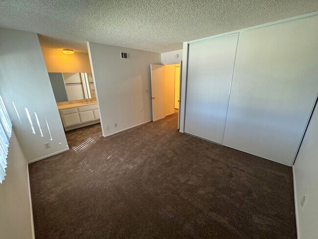 Building Photo - Spacious 3+2.5 Townhome in Woodbridge Park