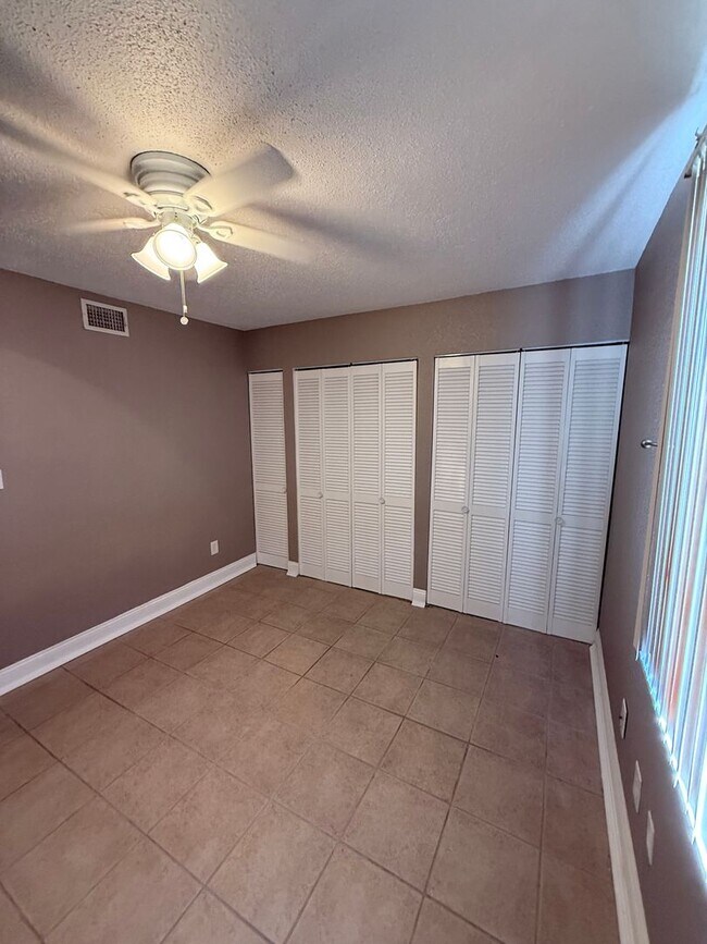 Building Photo - New Listing!
