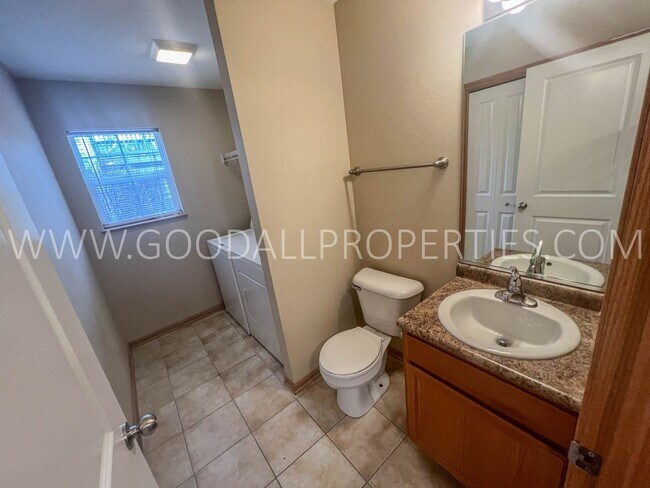 Building Photo - 3 Bedroom Townhome in Urbandale