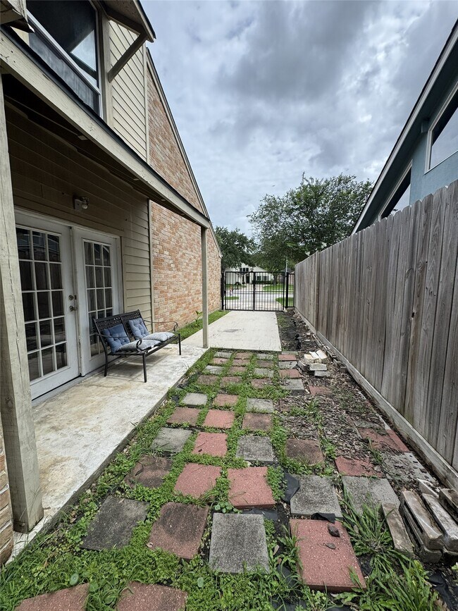 Building Photo - 11322 Briar Forest Dr