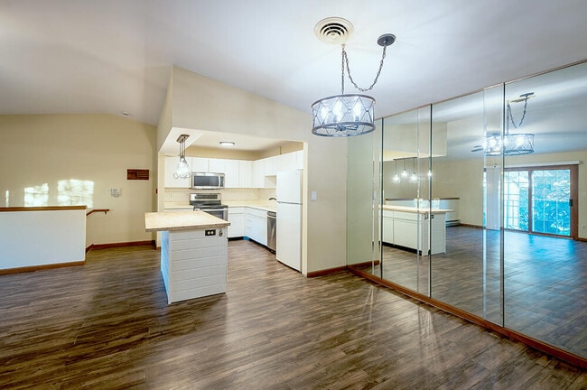 Building Photo - 6920 Mariner Dr