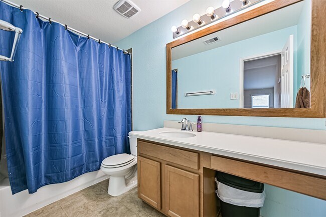 Building Photo - 2411 Lakecrest Town Dr