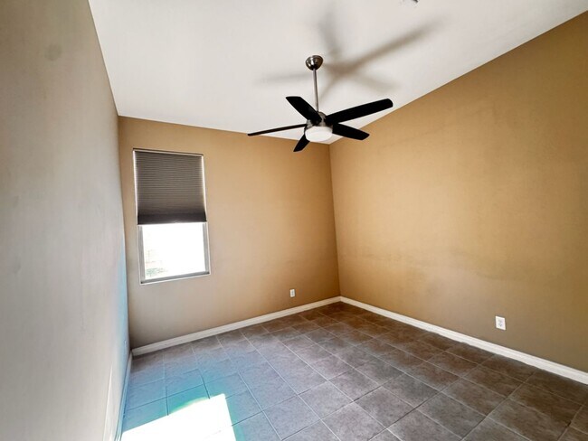 Building Photo - 4 Bedroom + den energy efficient Hamilton High