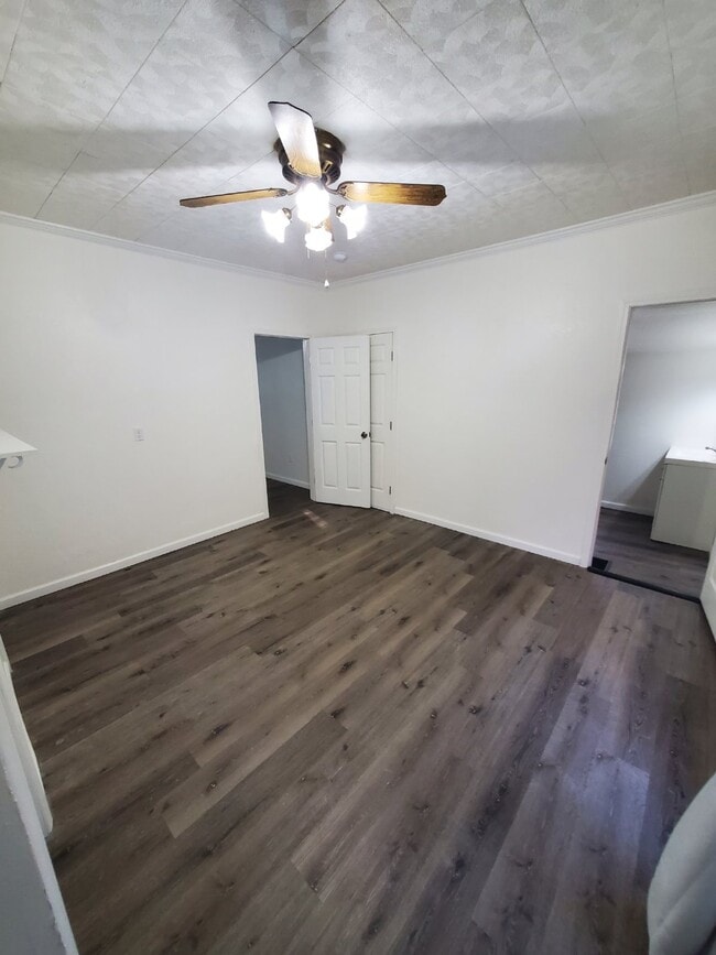Building Photo - 2 Bedroom on Powell Ave