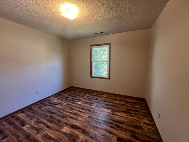 Building Photo - 109 Hickory Grove Dr