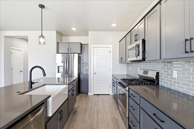 Building Photo - 5 Bedroom, 2.5 Bathroom home located in Southeast Boise
