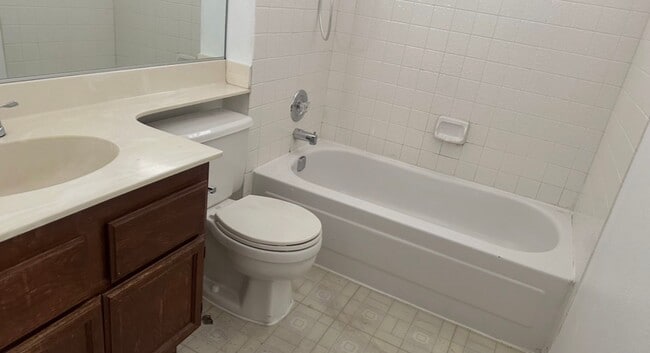 Building Photo - 2 BETHROOMS 2 BATHROOMS  2 CAR GARAGE HOUSE AVAILABLE FOR RENT