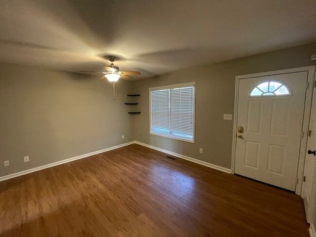 Building Photo - 2 bedroom 1 bath renovated home