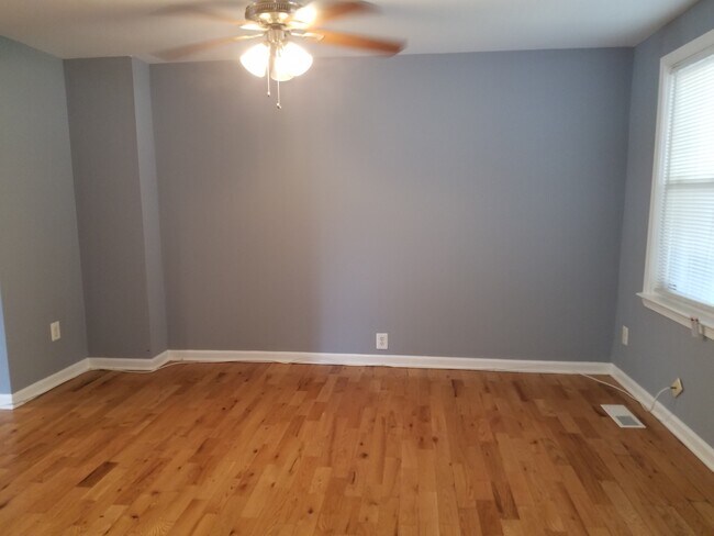 Building Photo - Charming 3 Bedroom/1 Bathroom Townhome in ...