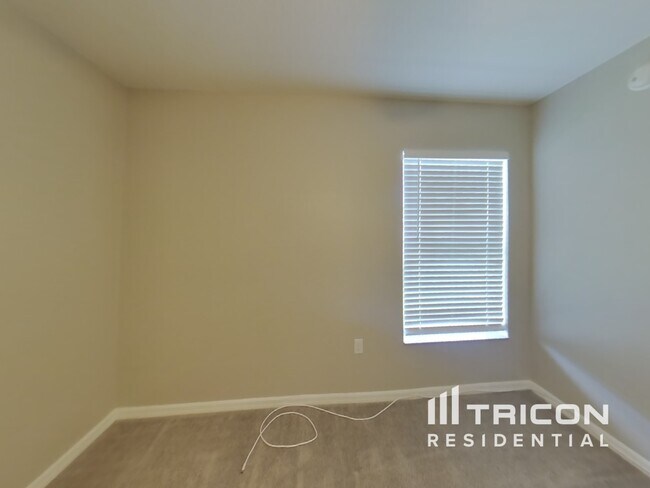 Building Photo - 2704 Oak Hammock Loop