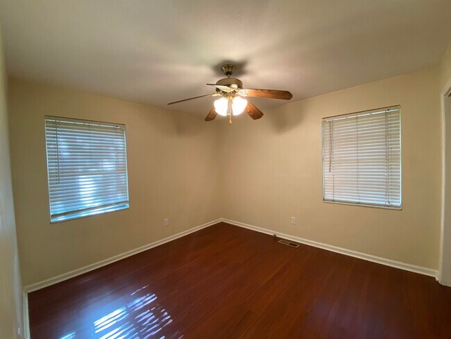 Building Photo - 2506 Waldemar Ln