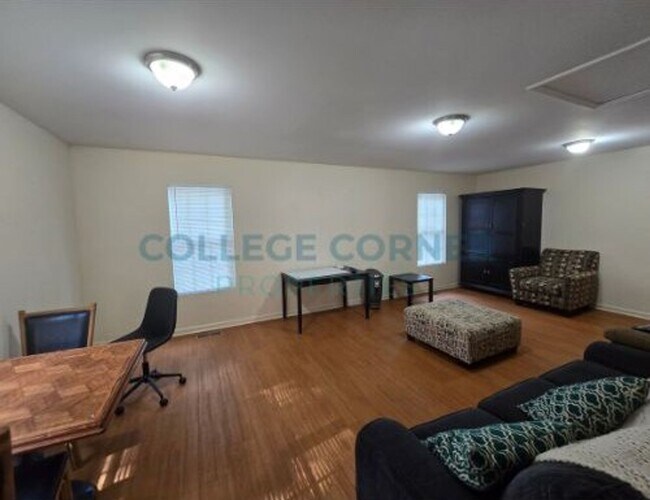 Building Photo - 1048 Ranch Dr