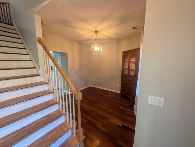 Building Photo - 717 Windsor Dr SE