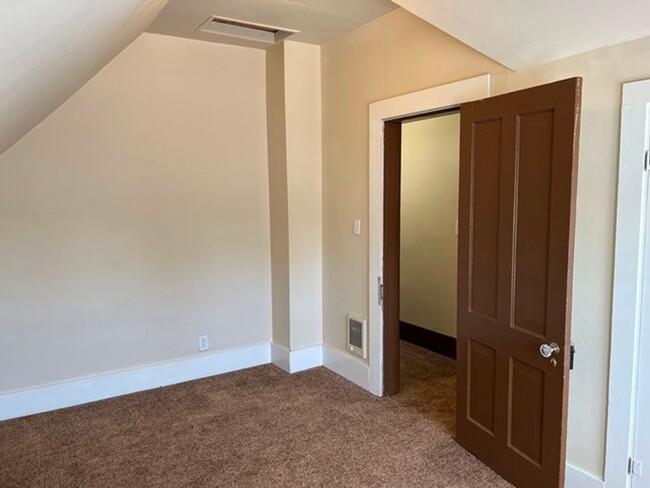 Building Photo - 4Bd/2Ba Two Story House-Available soon