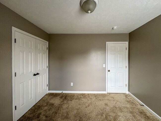 Building Photo - Cute 3 Bed 2.5 Bath Home in Fayetteville with Fenced Yard