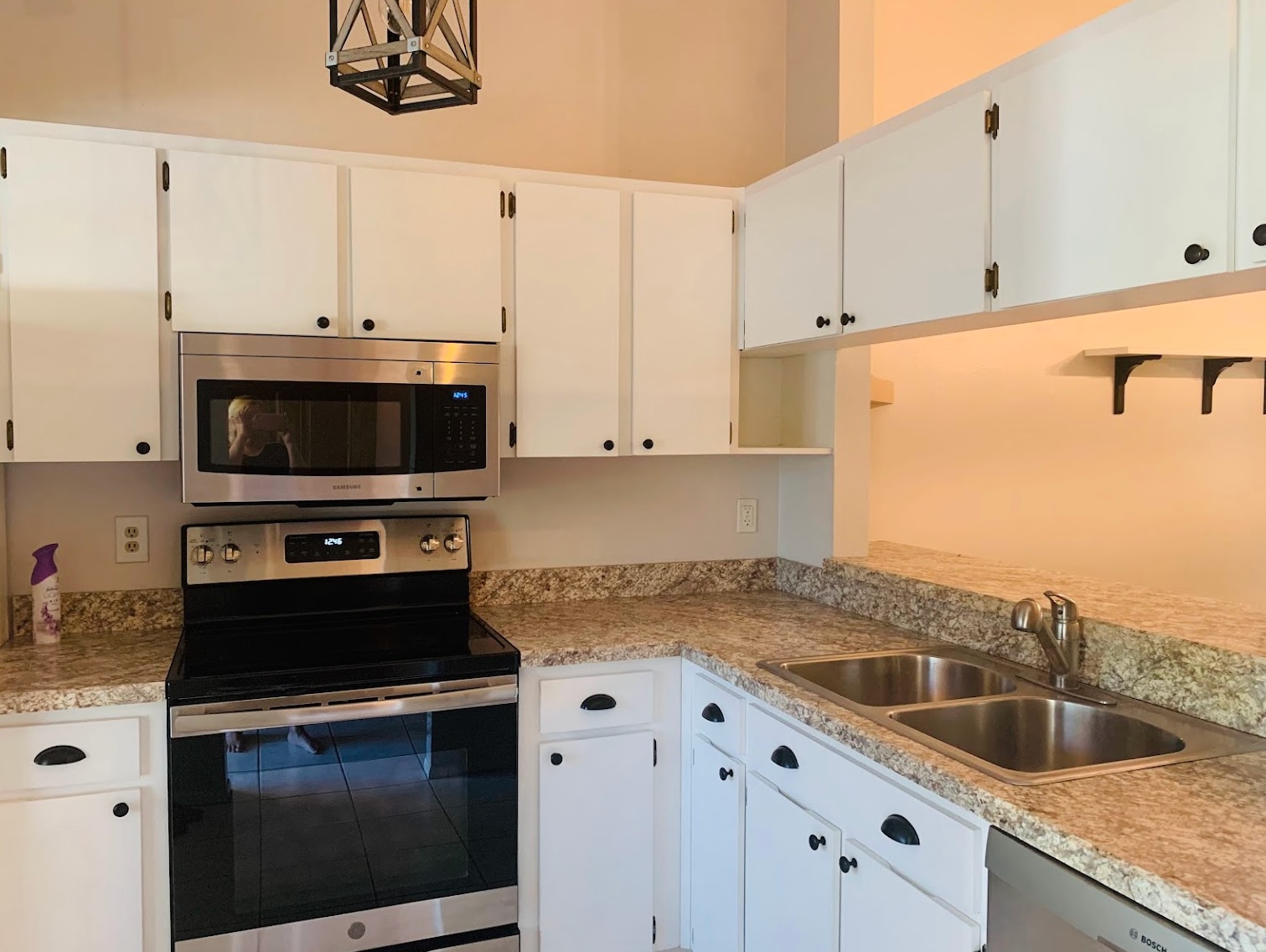 Cosy Kitchen - 566 Capistrano Ct