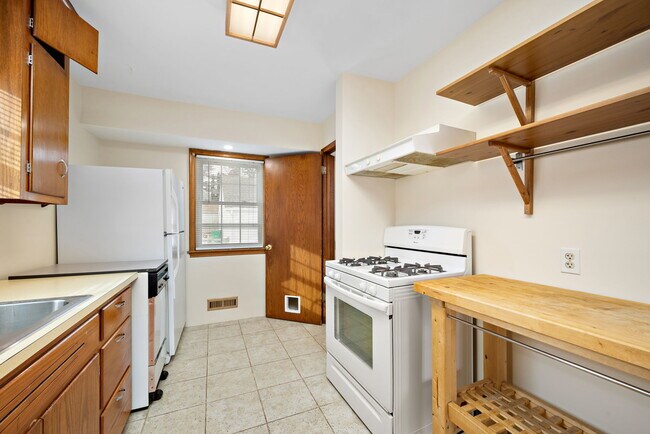 Kitchen - 3322 Meridian Dr
