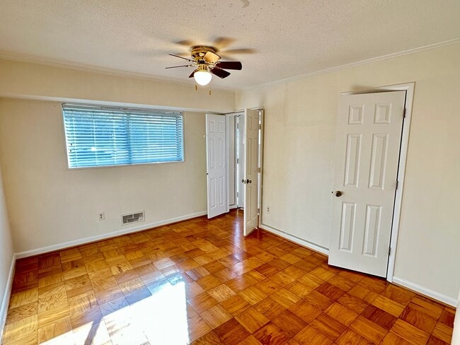 Building Photo - Rarely available 3-Bed, 2-Bath condo in th...