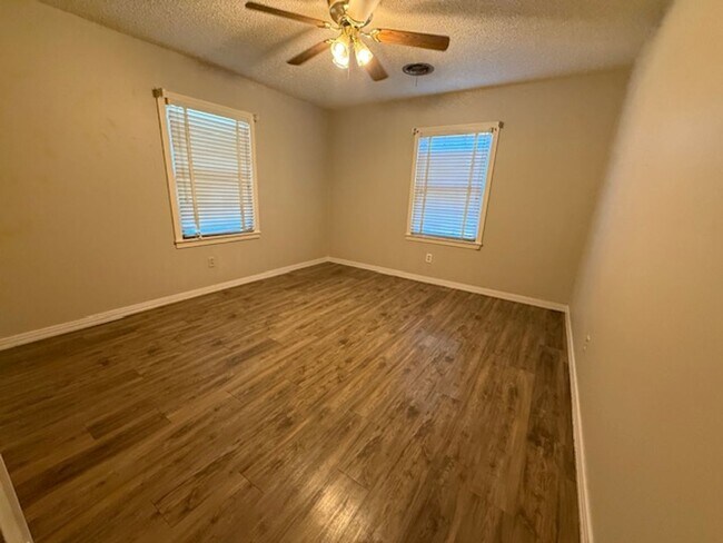 Building Photo - 2125 Cedar Crest Dr