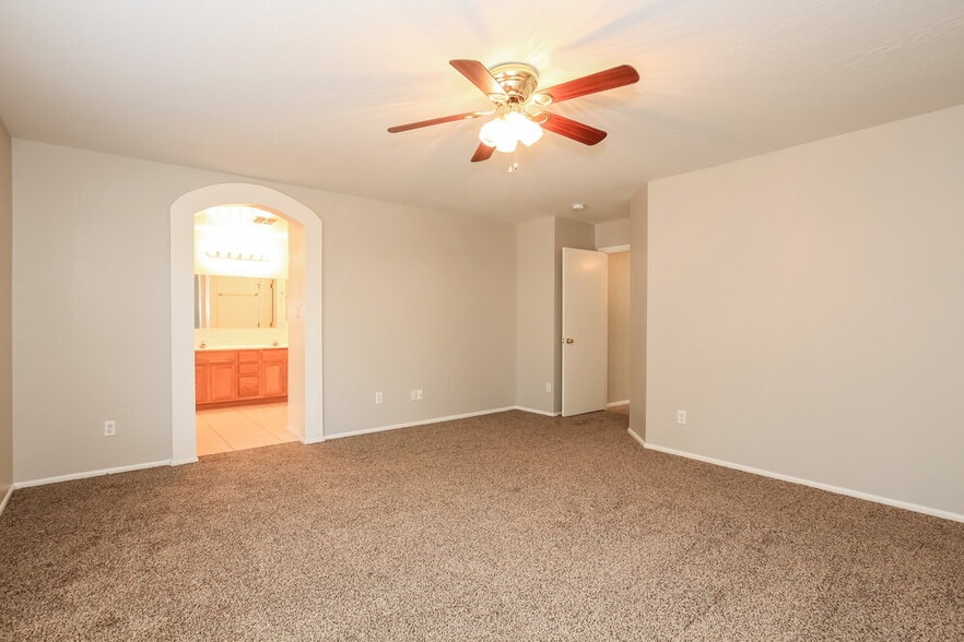 Building Photo - 8818 W Salter Dr