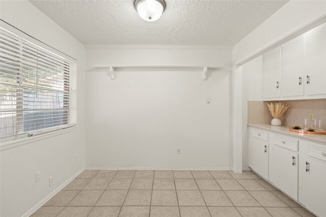 Building Photo - 2213 Baylor Dr