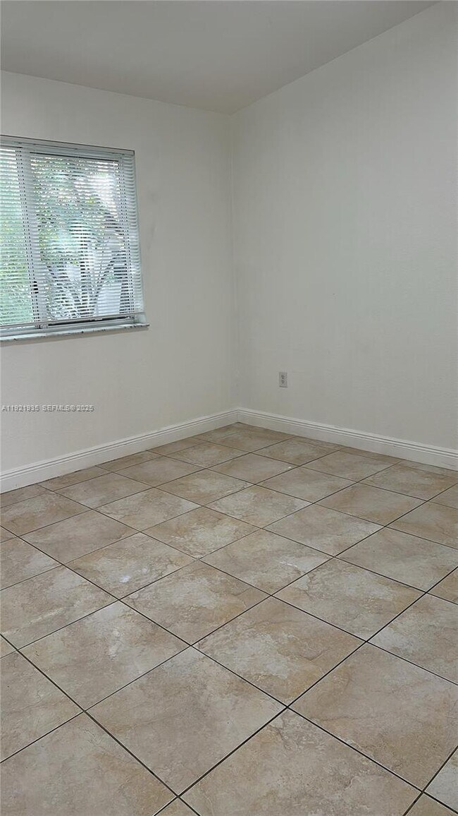 Building Photo - 1250 SE 28th Ct