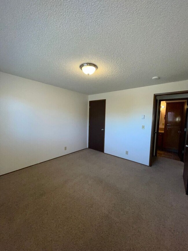 Building Photo - 2-bedroom Single Level Apartment