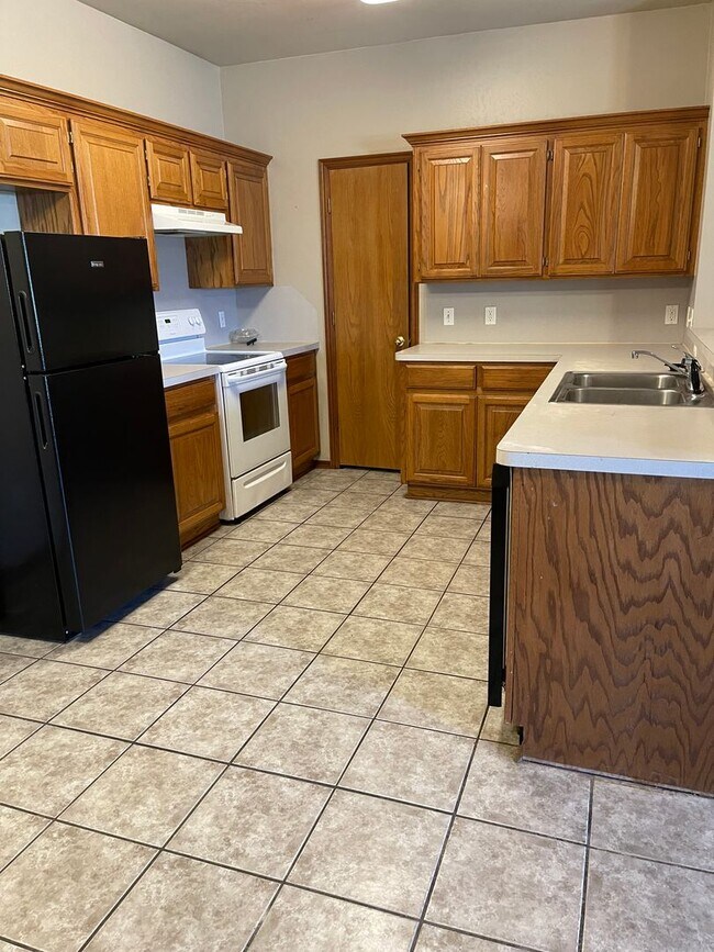 Building Photo - Three Bedroom in Norman with new hardwood ...