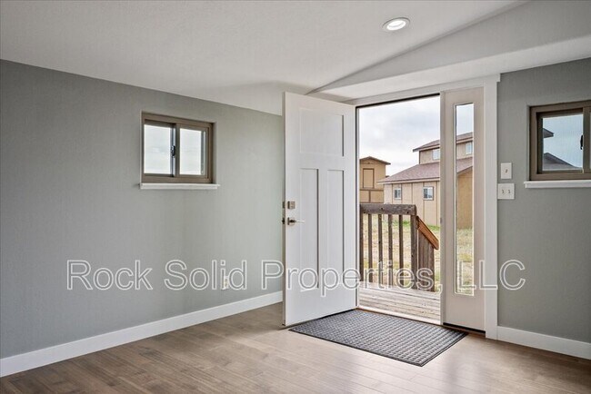 Building Photo - 753 Latigo Loop