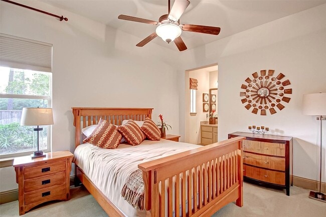 Building Photo - 7 Shearling Ct