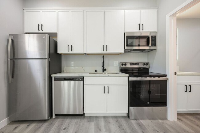 Building Photo - Brand New Downstairs 1 Bed 1 Bath! Be The ...