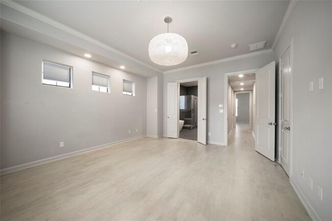 Building Photo - 409 W 17th St