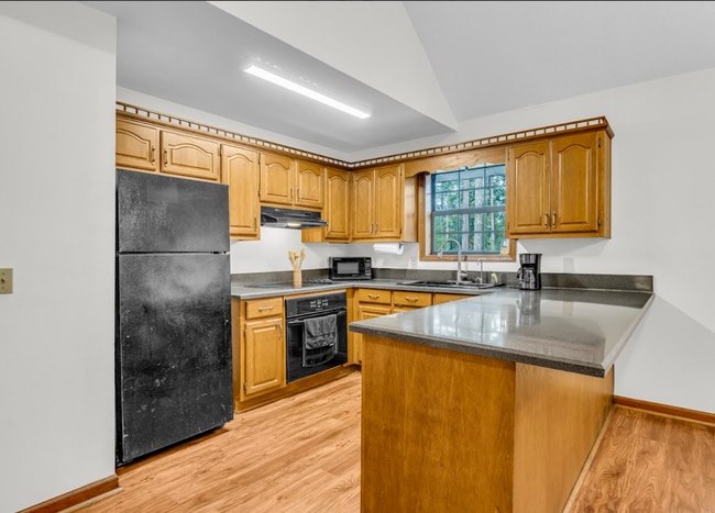 Building Photo - Fully furnished 3 bedroom, 2 bath home!