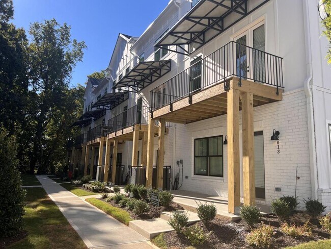 Building Photo - 2011 Oak Ln NW