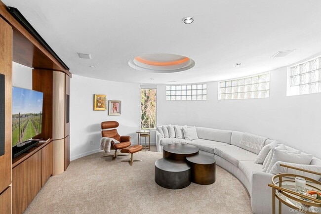 Building Photo - 3 Old Meadow Bend