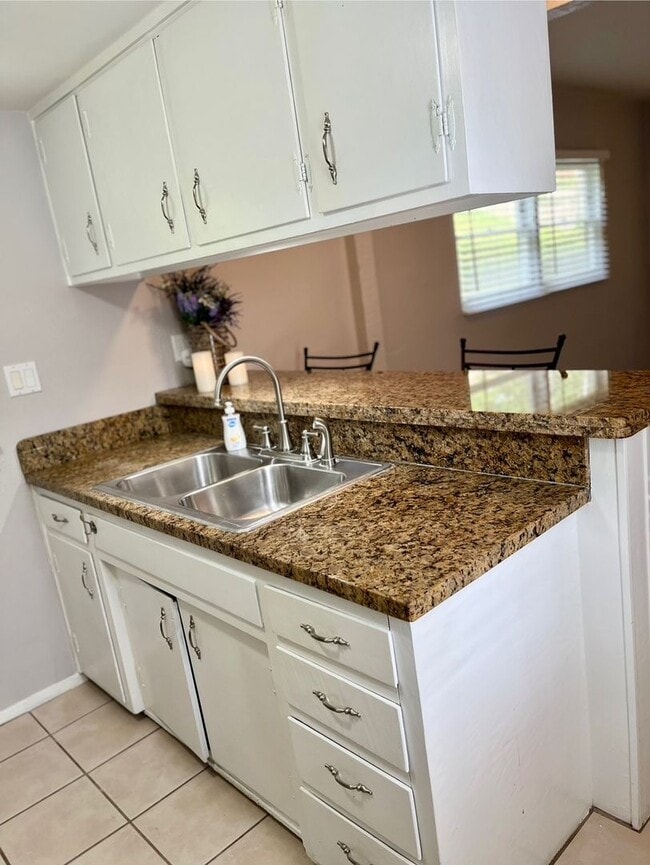 Building Photo - Quintessential Ventura 1 bed rear unit with LARGE, PRIVATE, BEAUTIFUL OUTDOOR LIVING AREA