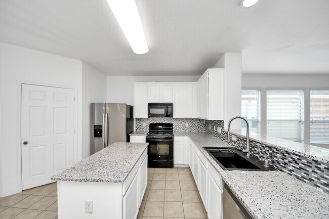 Building Photo - 21738 Sierra Long Dr