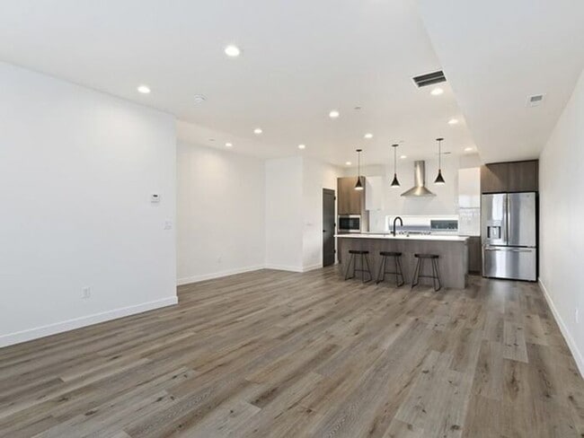 Building Photo - Downtown Beautiful 4 bed, 4 bath town-home