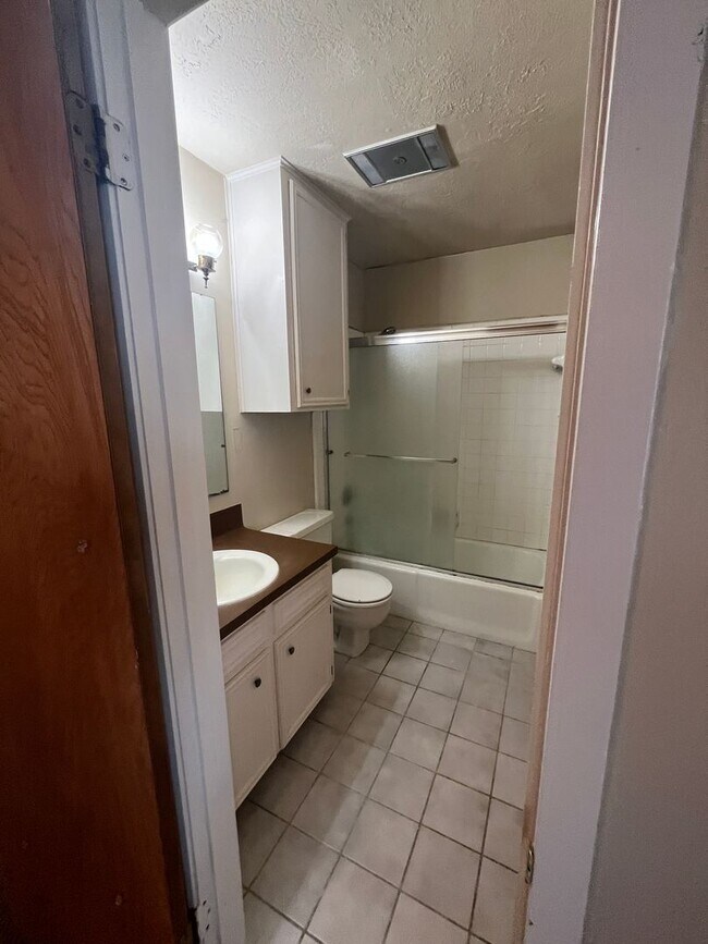 Building Photo - Great 3/2 House for Lease