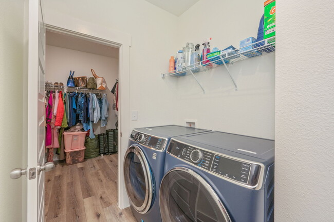 Building Photo - 807A Cedar Ave S