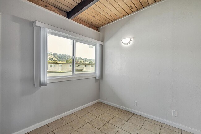Building Photo - 2nd Floor 1Bed/1Ba Unit in El Cerrito - Remodeled and Comes with 1 Car Parking Space