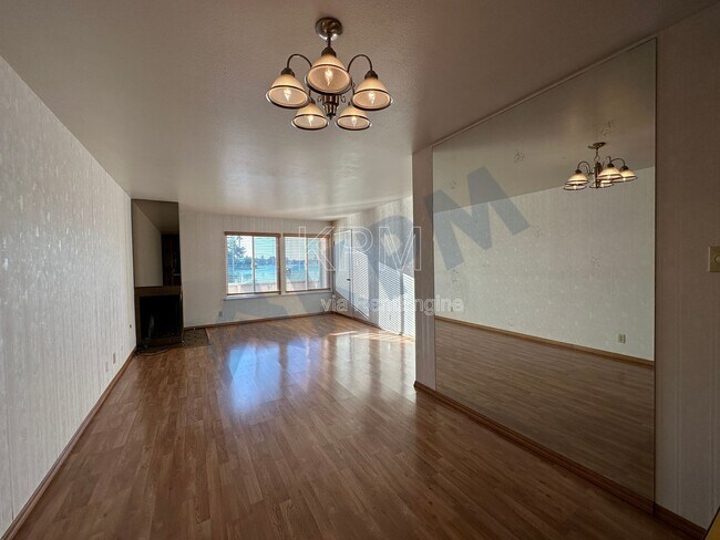 Building Photo - 3790 W Benjamin Holt Dr